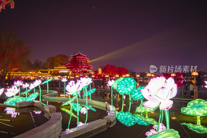 大唐芙蓉园夜景中式建筑前荷花造型灯