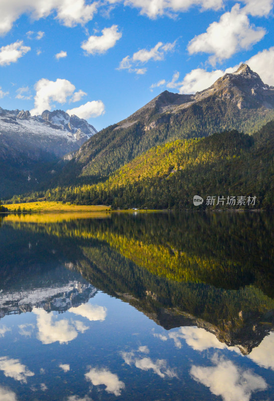 川西甘孜九龙伍须海湖泊雪山