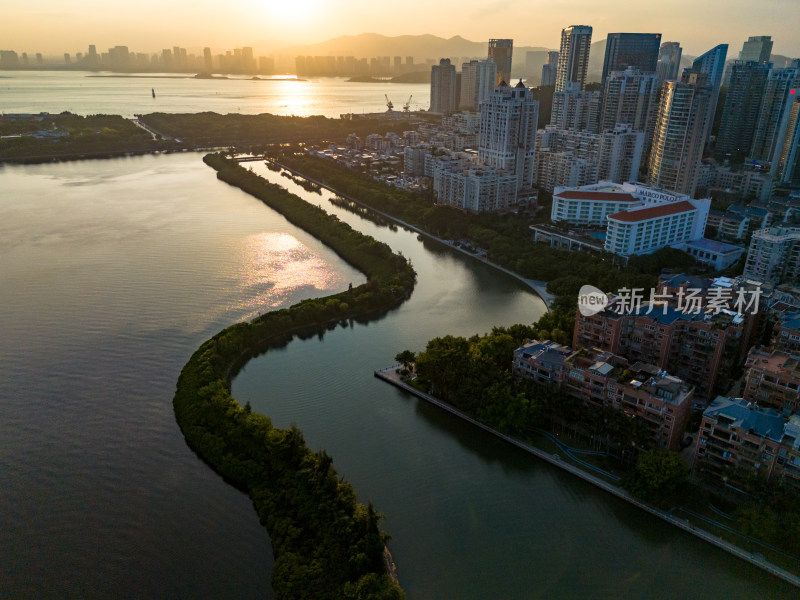 晚霞中的厦门城市风光航拍图