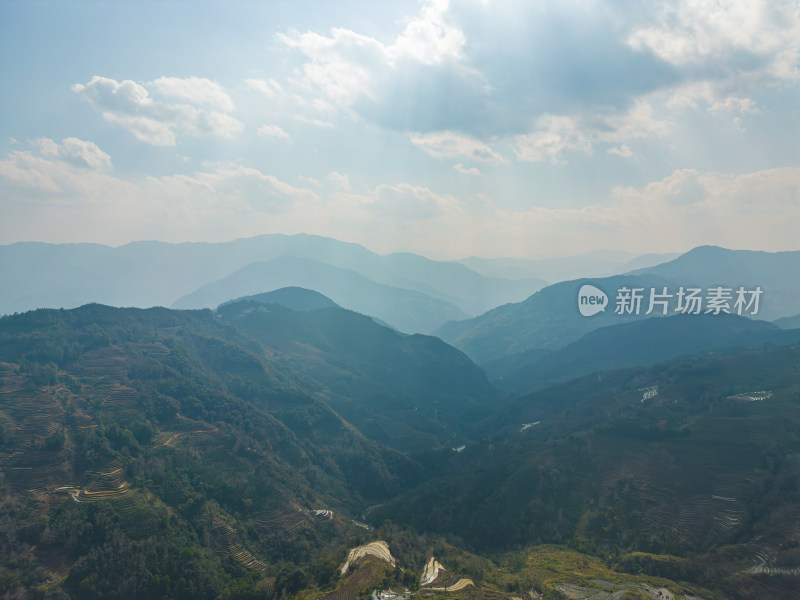 云层下的山峦