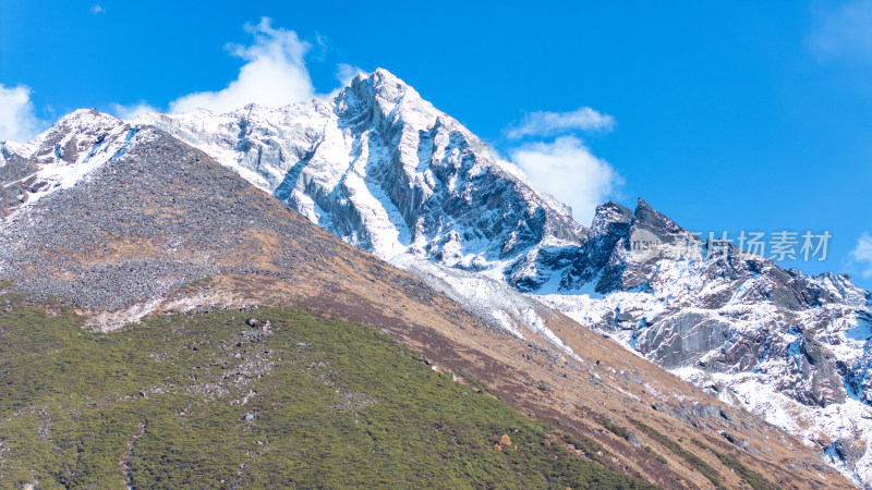 四川阿坝理县毕棚沟的雪山雪景