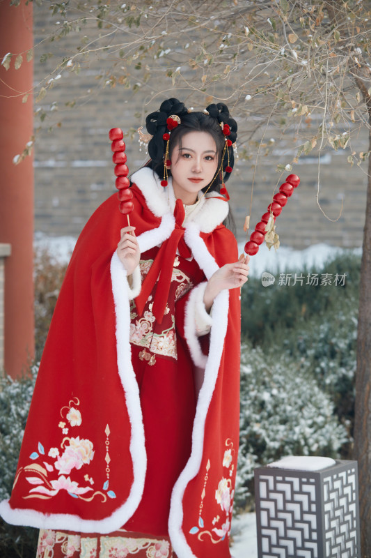 雪天户外身穿中式红色汉服的亚洲少女