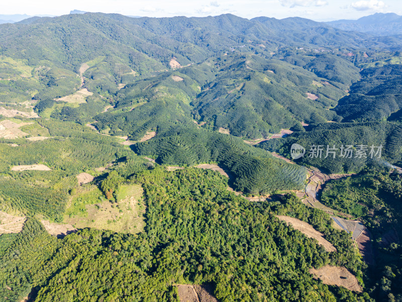 航拍绿意盎然的连绵起伏的山地景色