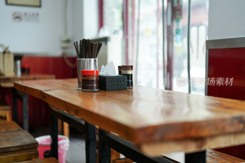 餐厅内木桌调料餐具场景