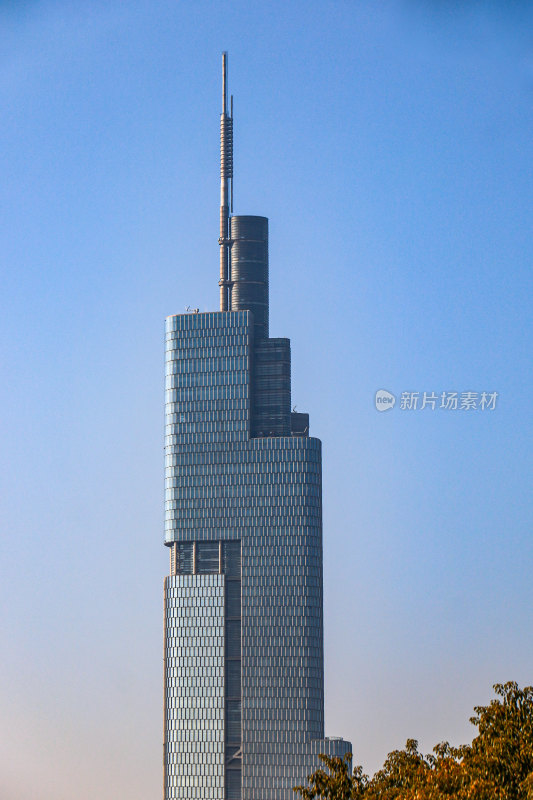 晴空下的南京紫峰大厦