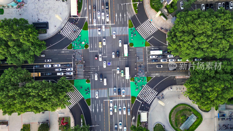 俯拍城市交叉路口交通拥堵交通车辆行驶