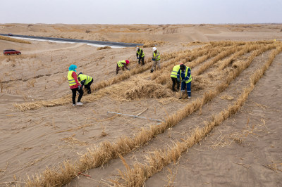 航拍沙漠草方格固沙治沙施工现场