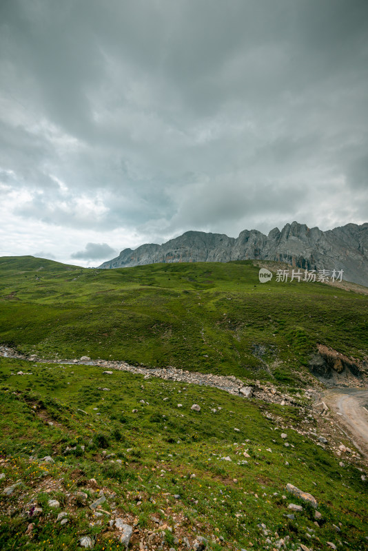 蓝天白云草原山峰公路