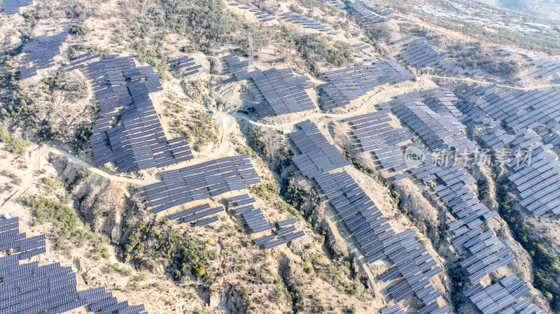 云南丽江永胜县山坡上的大量太阳能光伏板