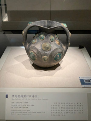 西汉黑陶嵌铜泡钉双耳壶展品