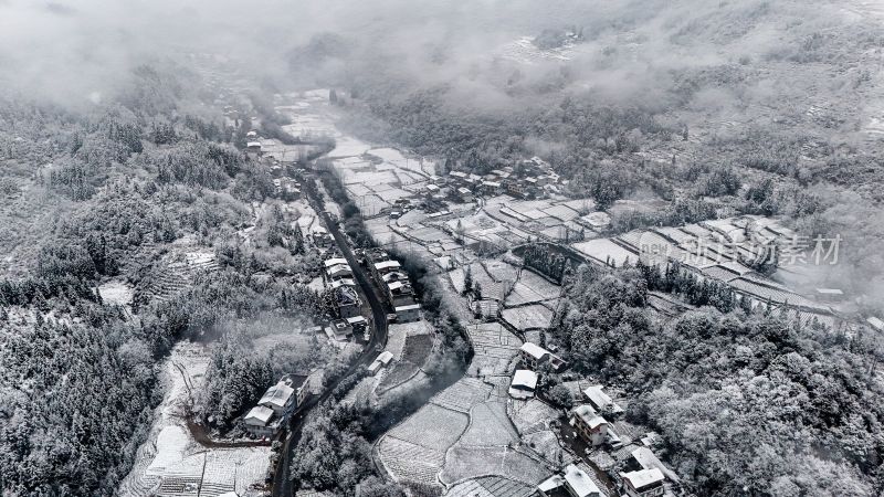 重庆酉阳：大雪纷飞赏雪忙