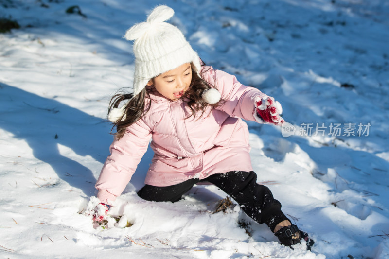 快乐的小女孩在雪地里玩耍