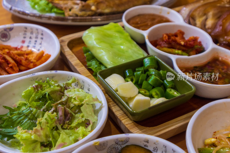 韩式餐馆餐桌上丰富的小料配料