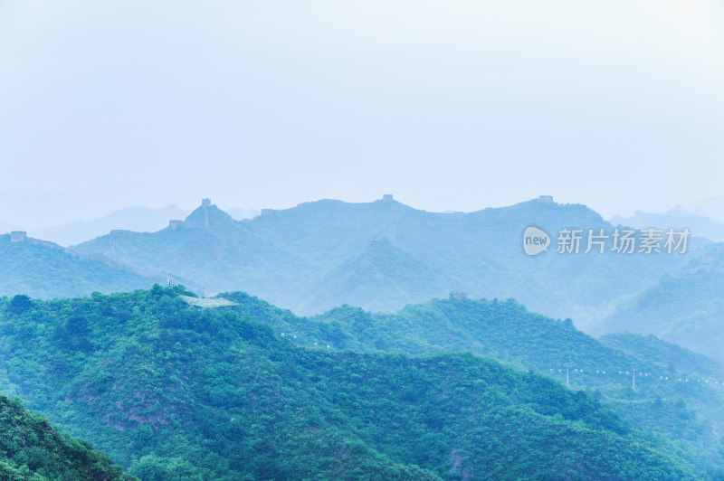 中国夏季金山岭长城阴天下雨云雾风光