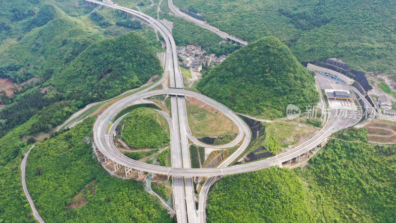 贵州山区高速公路穿行山间乡村