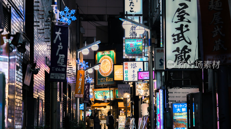 霓虹灯下的特色商业街夜景