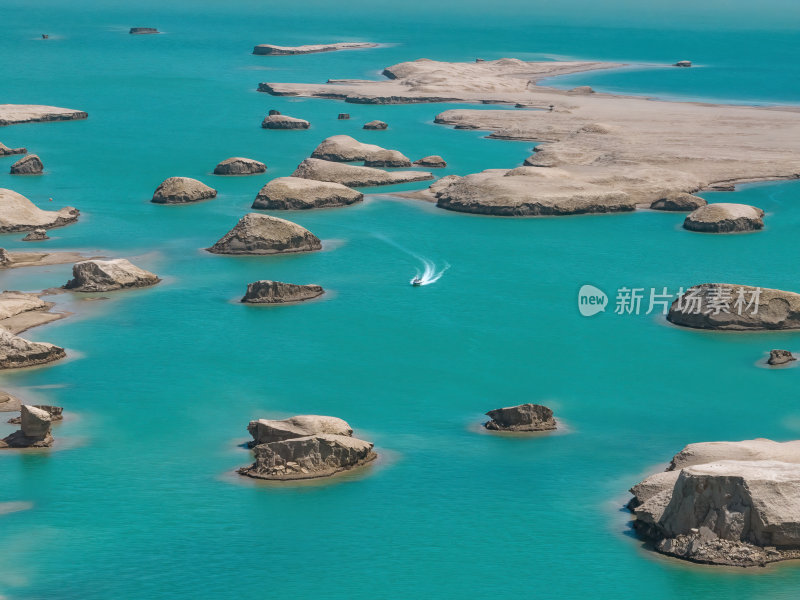 青海海西州乌素特水上雅丹奇异地貌高空航拍