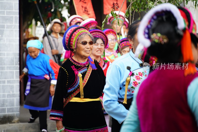 大理白族端午节身着民族服饰人们在户外表演