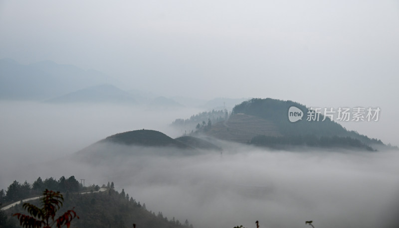 重庆酉阳：“睡佛”山下雾正浓