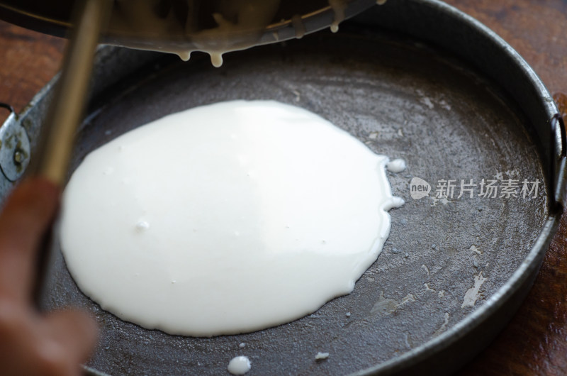 陕西美食，凉皮锣锣上倒入面糊