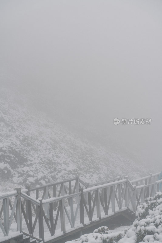 雪中雾中的木质栈道