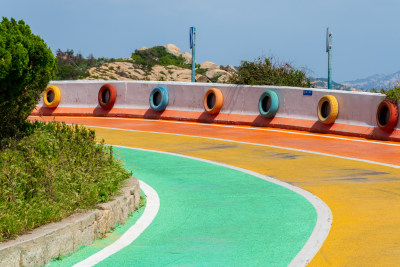 海边彩色道路与轮胎护栏