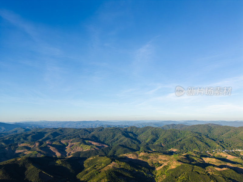 辽阔壮观的群山航拍全景