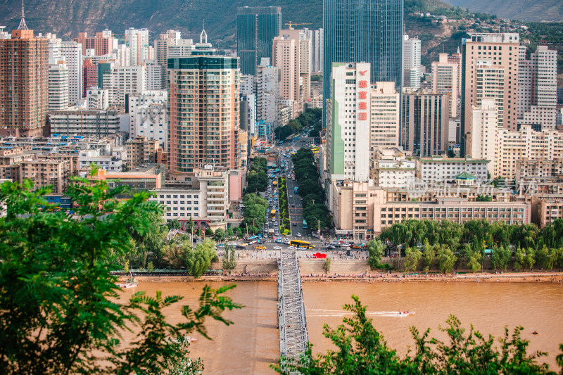 甘肃兰州白塔山，眺望中山桥与黄河两岸风景