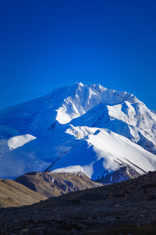 西藏雪山希夏邦马峰自然风景