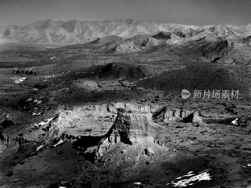 荒瘠山脉地貌全景