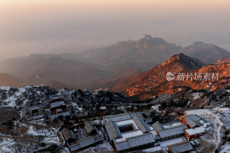 泰山晨曦，日出霞光洒满山