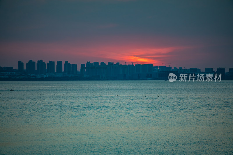 山东烟台金沙滩景区海上日落晚霞景观