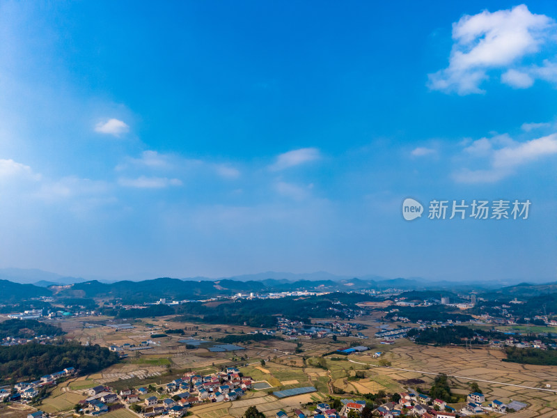 湖南山川丘陵农田乡村蓝天白云航拍图