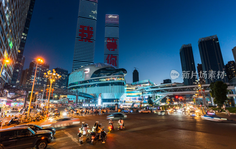 贵阳花果园海豚广场双子塔夜景车流