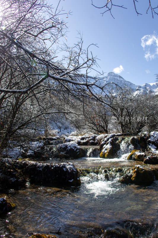 冬日雪景溪流山间瀑布冰雪消融