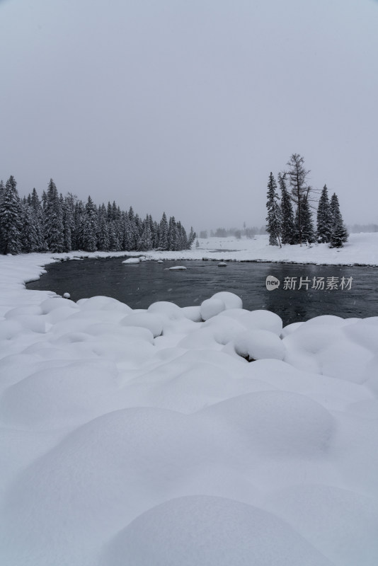 新疆喀纳斯河雪景