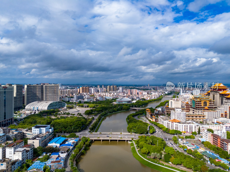 广西玉林城市大景蓝天白云航拍图