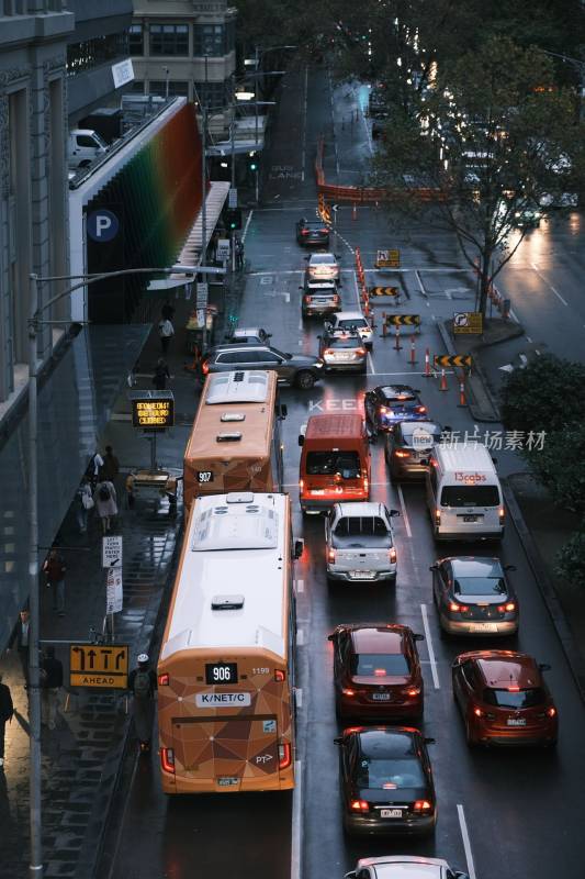 城市街道上车辆拥堵的交通状况