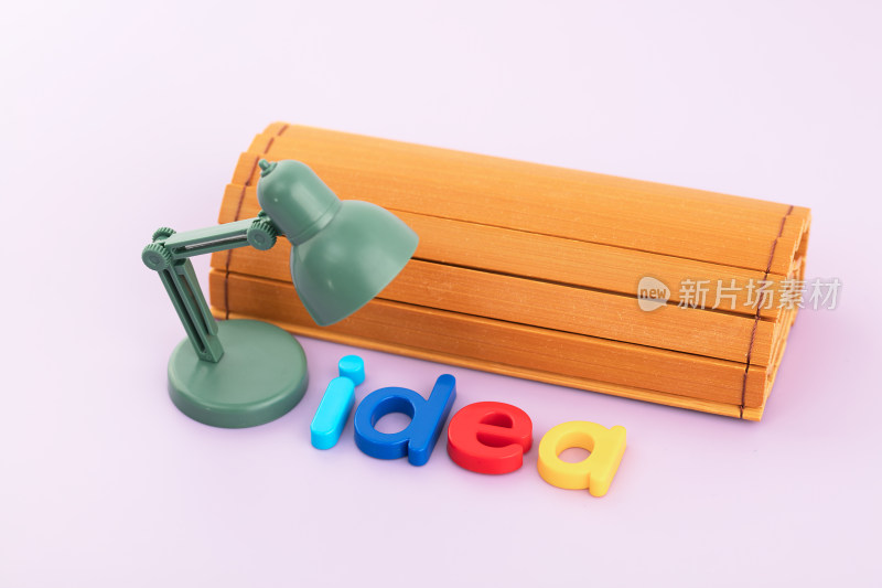 书本里的创意竹简灯光下idea