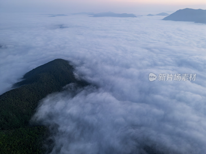 航拍云海之上的山峦