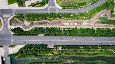 俯拍城市大道绿化植物交通车辆