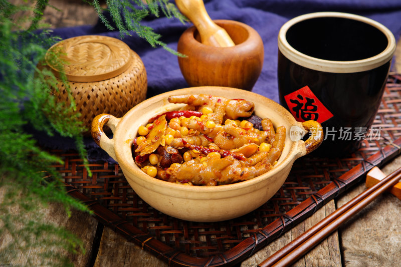 营养滋补黄豆焖鸡爪