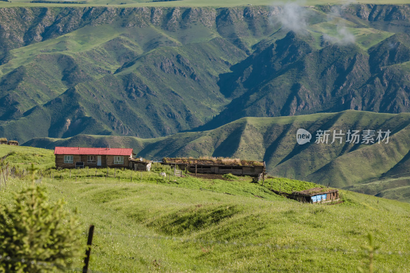 新疆那拉提草原森林山村落