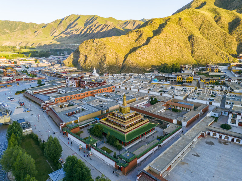 甘肃甘南州拉不楞寺镇景区贡唐宝塔航拍