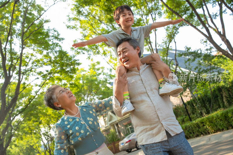 祖孙三人在小区内散步