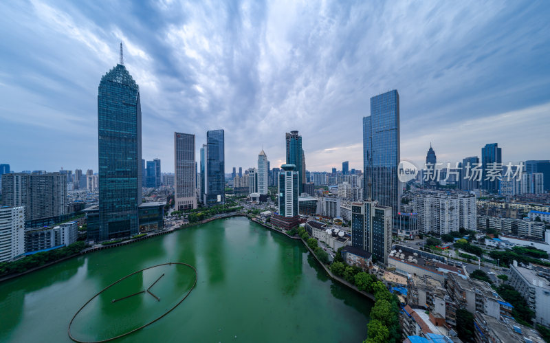 城市湖泊旁的高楼大厦全景图