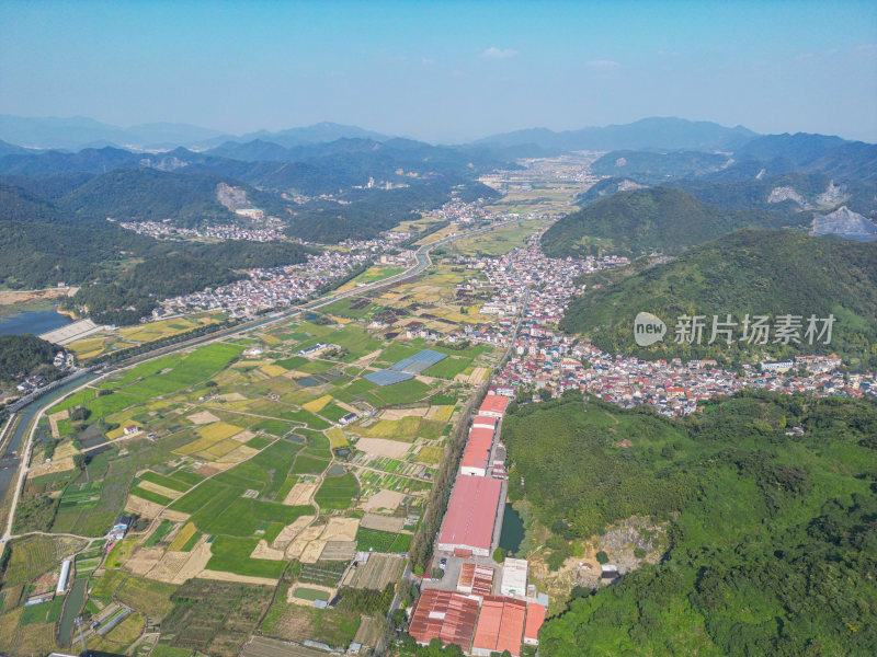 航拍蓝天白云下的青山河流村庄风光