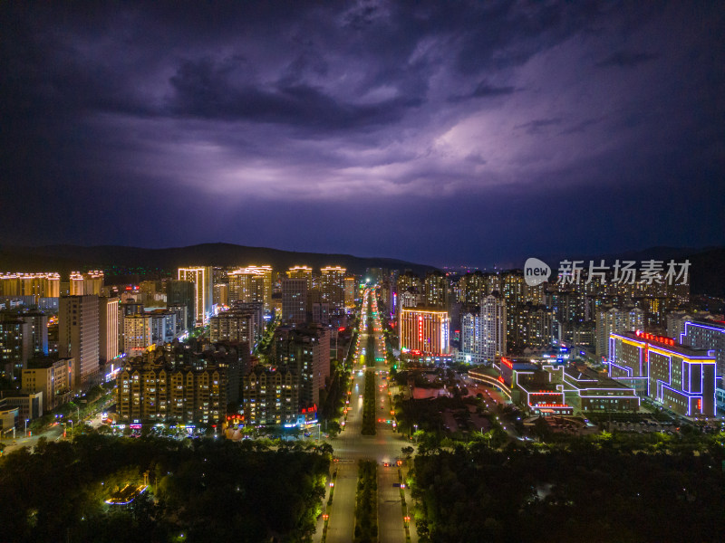 甘肃定西夜景电闪雷鸣航拍图