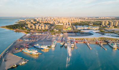 海南海口新海客运枢纽港口航拍日落金色时刻