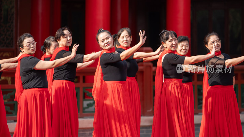 乌鲁木齐人民公园文艺汇演中的中老年舞者